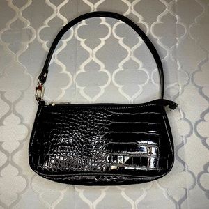 Black shoulder bag.